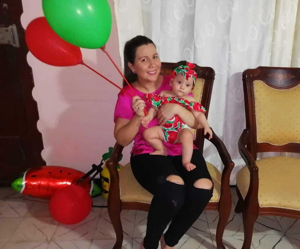 Junto a su mamá, la periodista Lina Barreto Brochero.